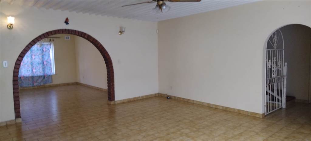 4 Bed House in Tongaat Central photo number 6