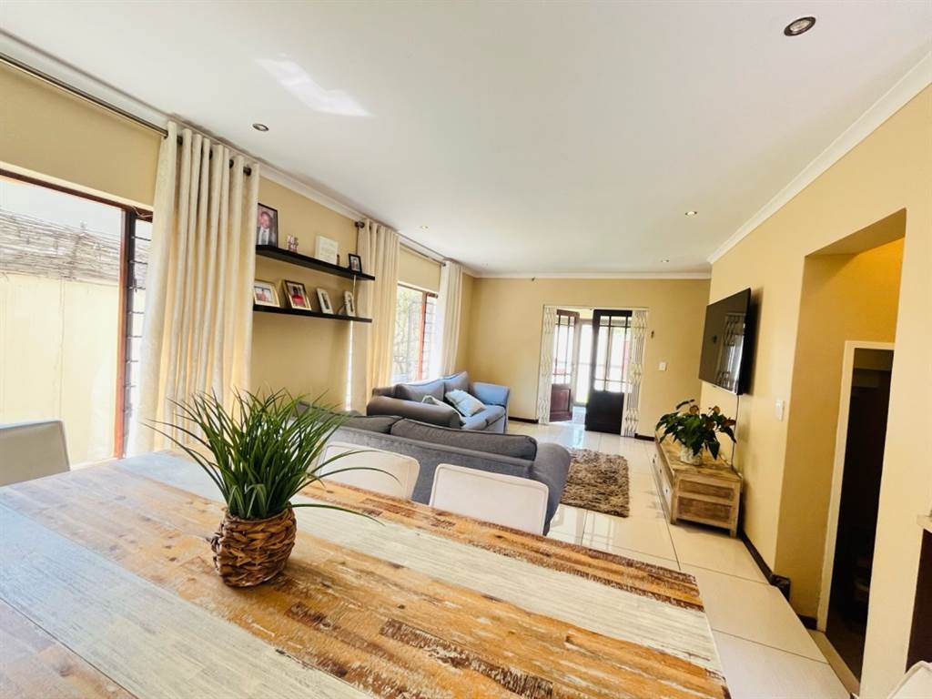 4 Bed House in Witkoppen photo number 7
