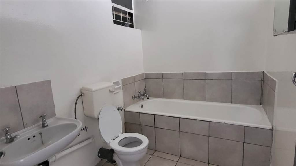 1 Bed Apartment in Johannesburg Central and CBD photo number 16