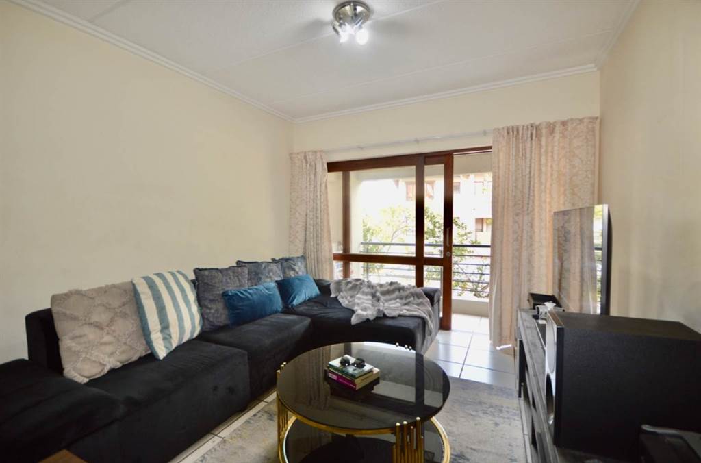 1 Bed Apartment in Lonehill photo number 6