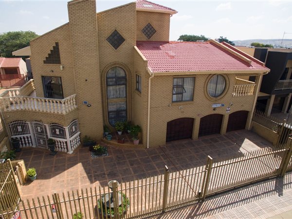 5 Bed House in Lenasia South