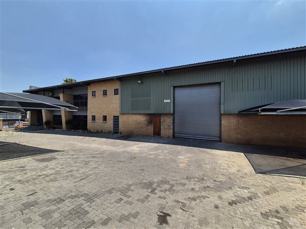 878  m² Industrial space