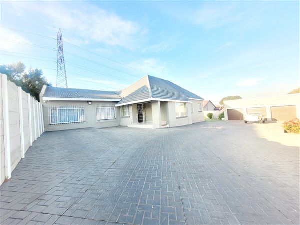 4 Bed House in Mondeor