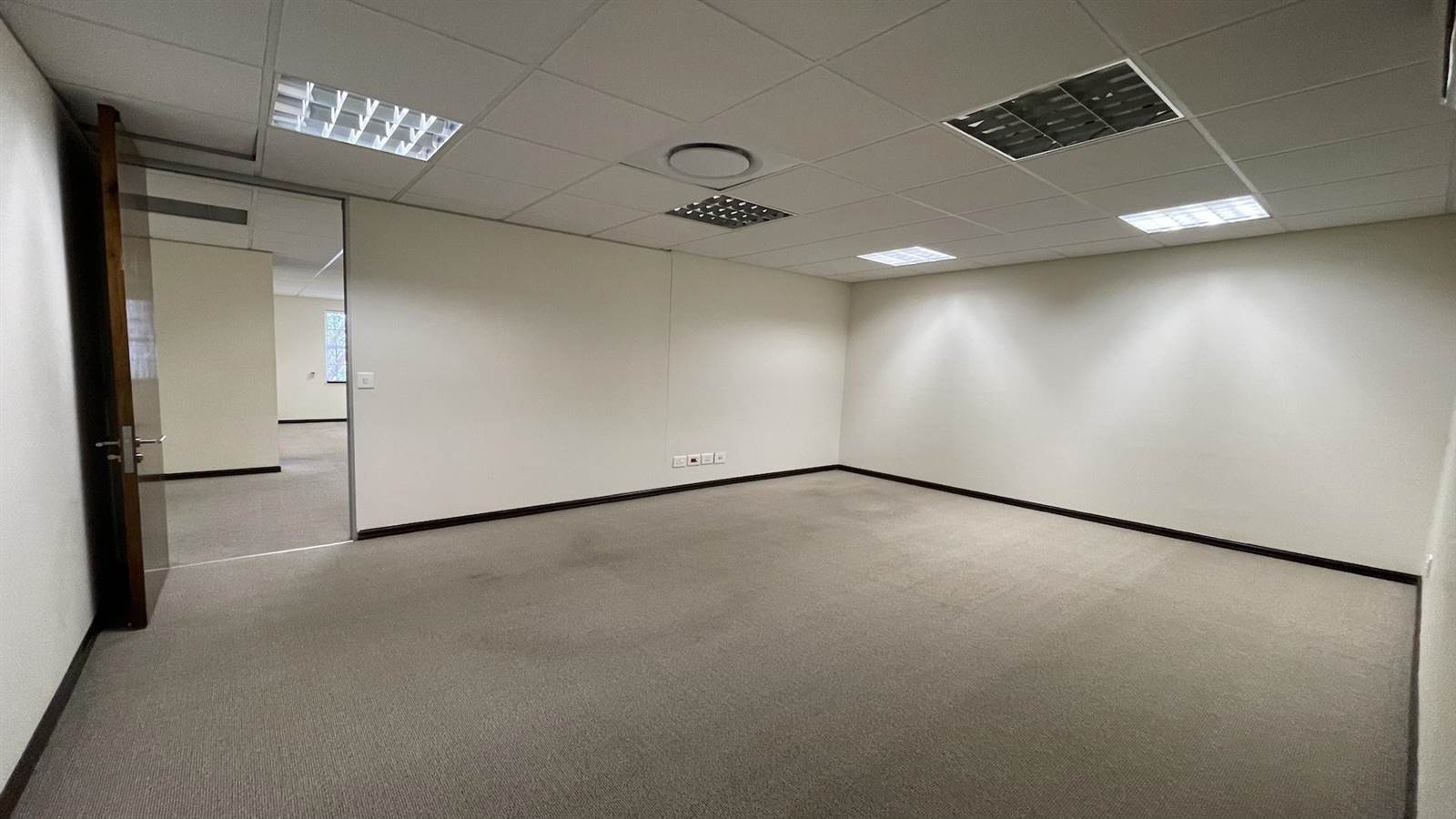 142  m² Commercial space in Tyger Valley photo number 2