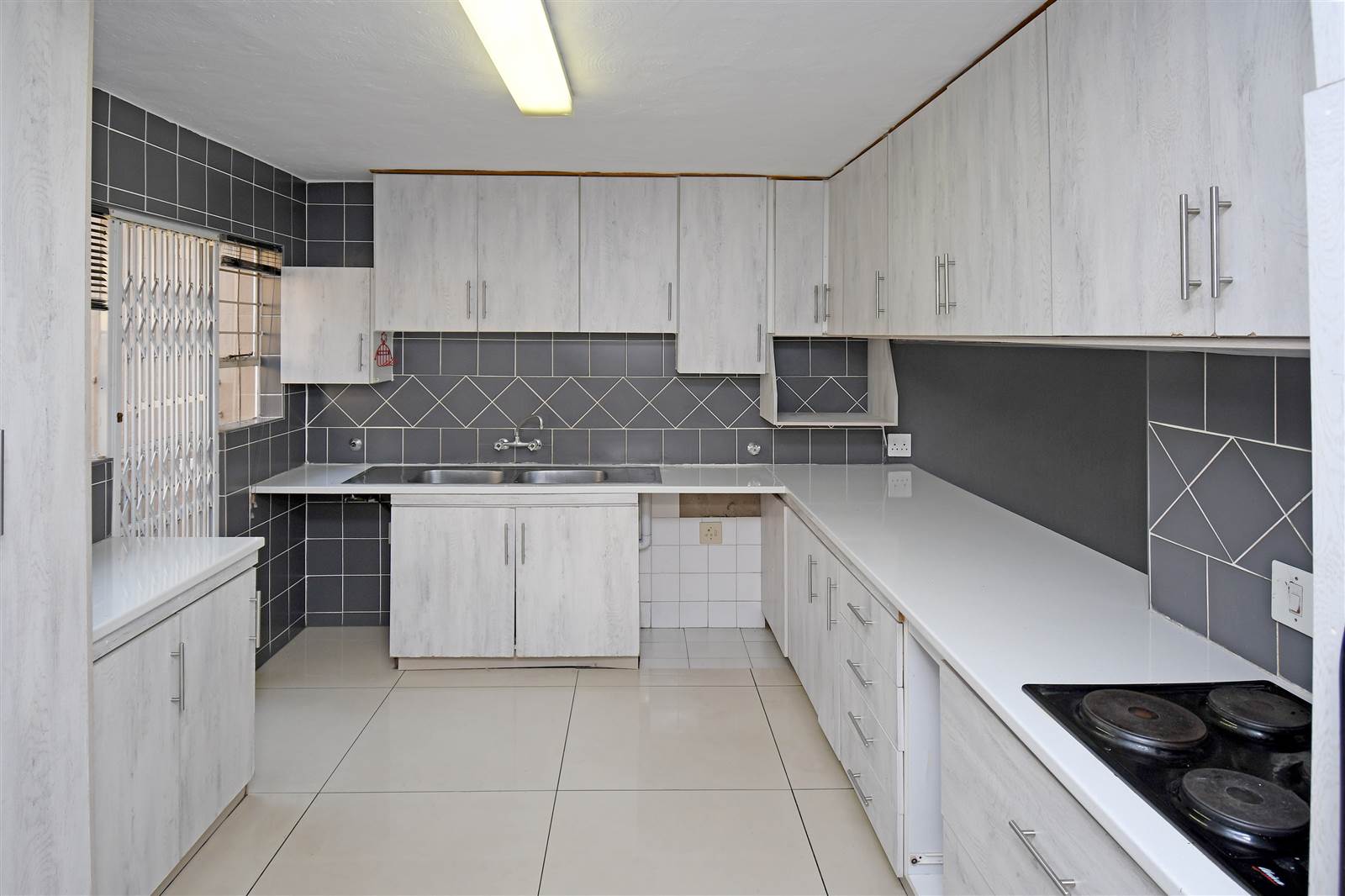 4 Bed Townhouse in Corlett Gardens photo number 9