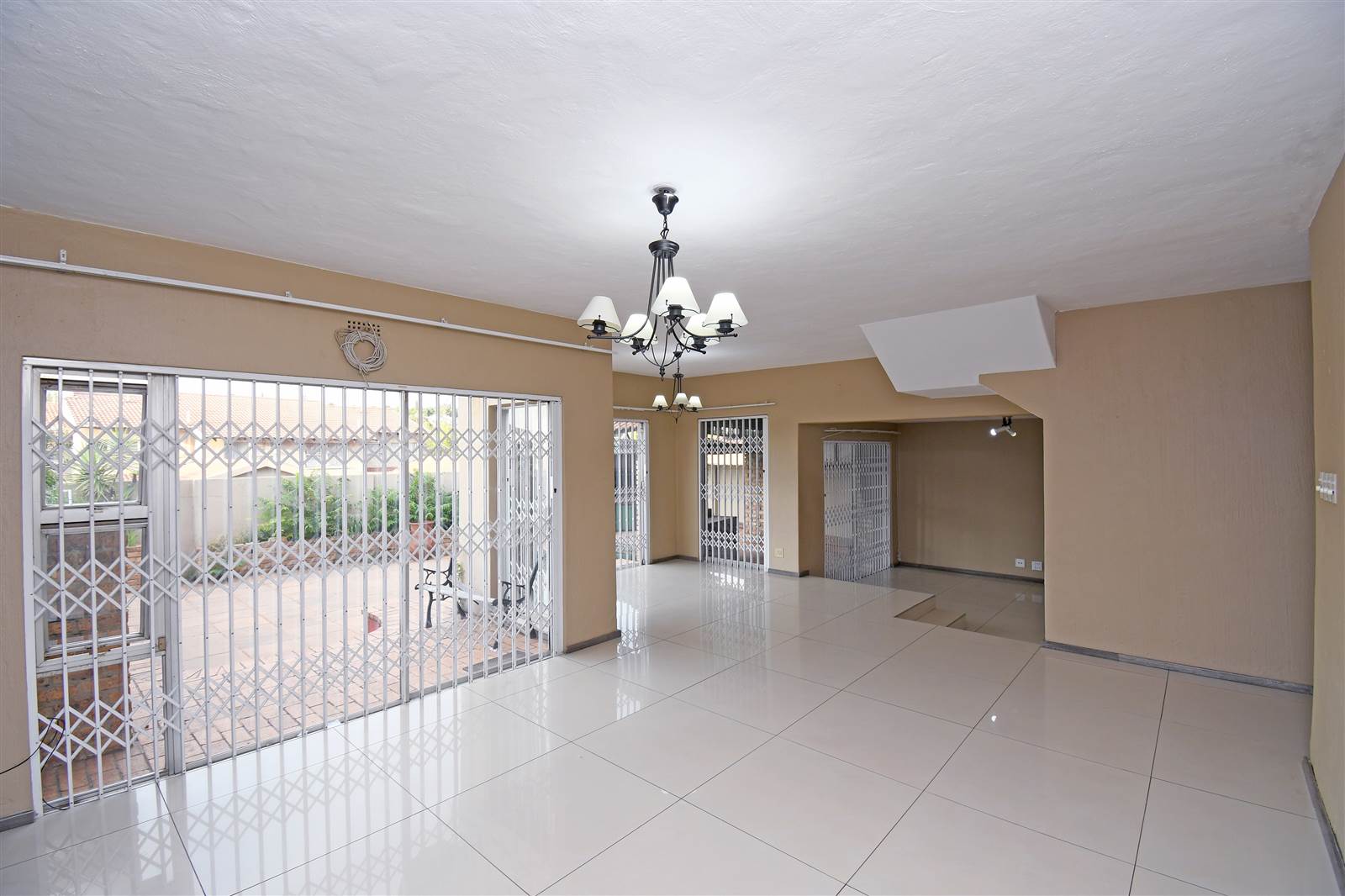 4 Bed Townhouse in Corlett Gardens photo number 2