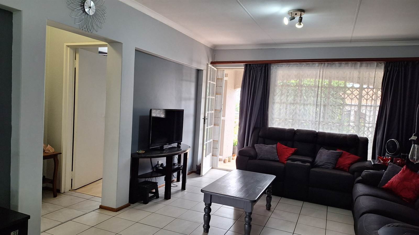 2 Bed Apartment in Lambton photo number 4