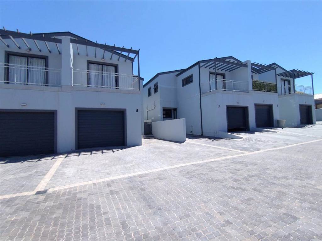 3 Bed Townhouse in Vredenburg photo number 27