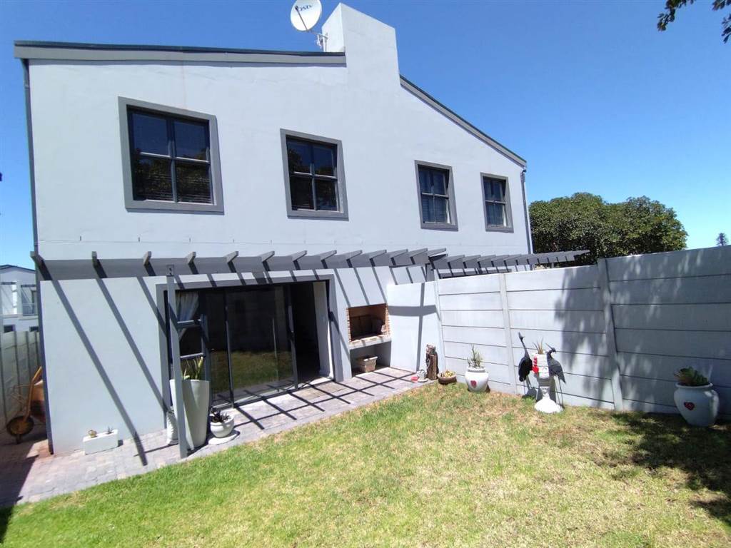 3 Bed Townhouse in Vredenburg photo number 12