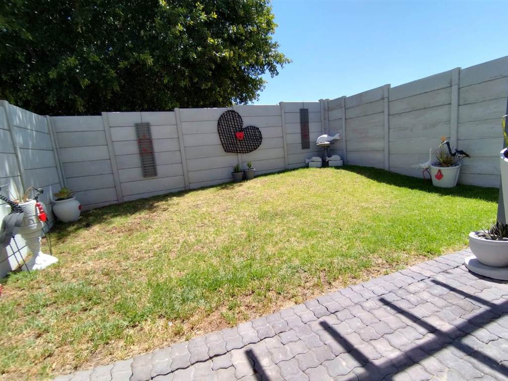 3 Bed Townhouse in Vredenburg photo number 11
