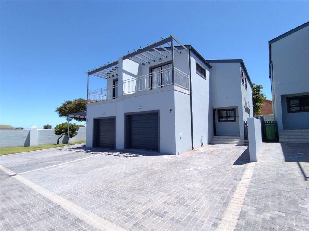 3 Bed Townhouse in Vredenburg photo number 2