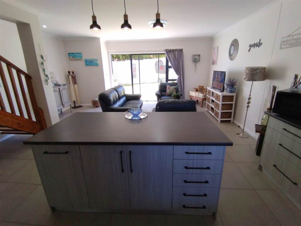 3 Bed Townhouse in Vredenburg photo number 8