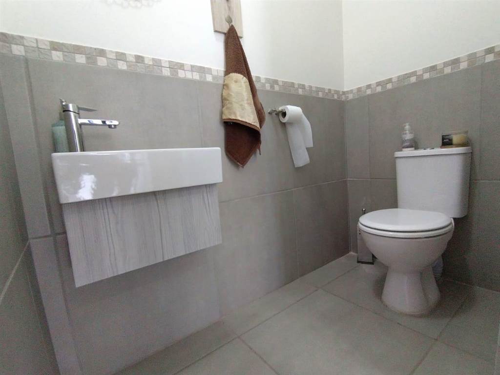 3 Bed Townhouse in Vredenburg photo number 5