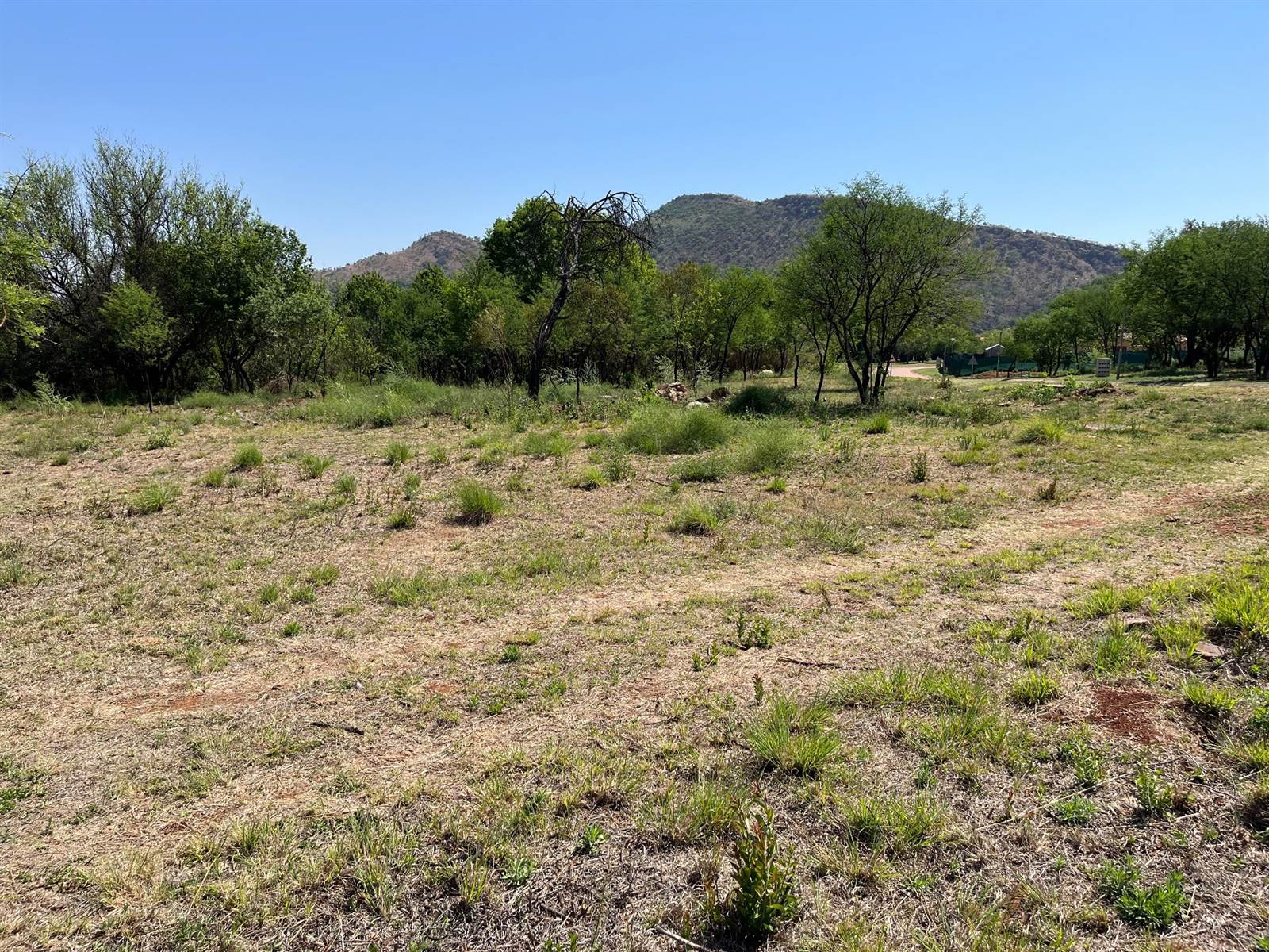 1814 m² Land available in Estate D Afrique photo number 6