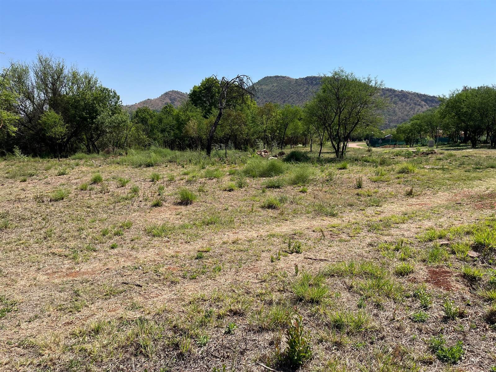1814 m² Land available in Estate D Afrique photo number 4