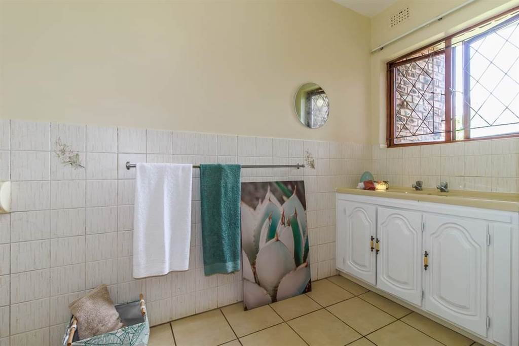 4 Bed Duplex in Kloof photo number 18
