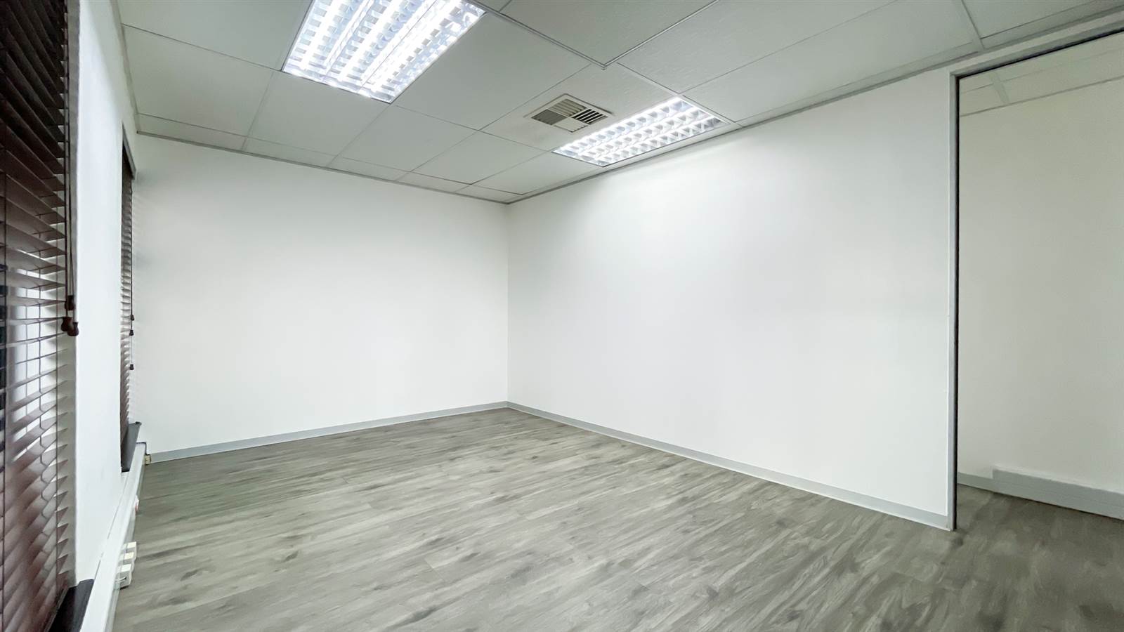 186  m² Commercial space in Bedfordview photo number 22