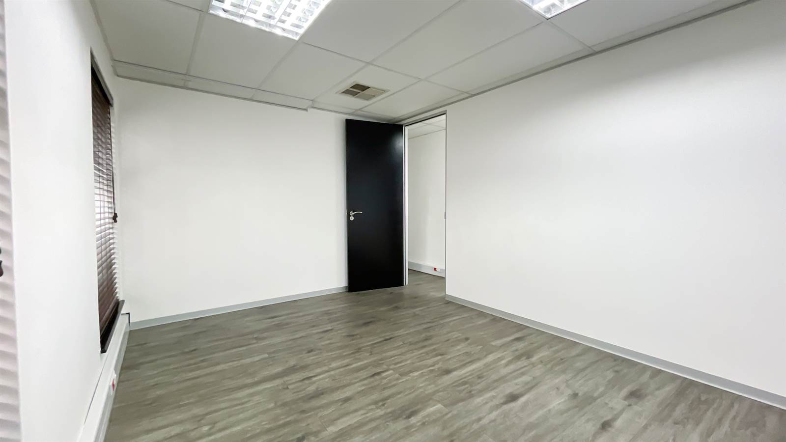 186  m² Commercial space in Bedfordview photo number 24