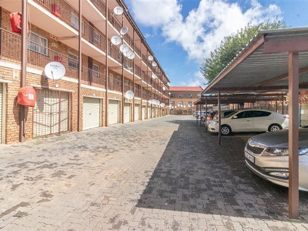 2 Bed Flat in Kempton Park Central