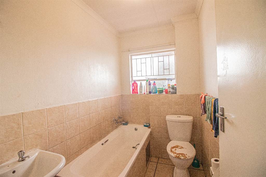 2 Bed Flat in Kempton Park Central photo number 5
