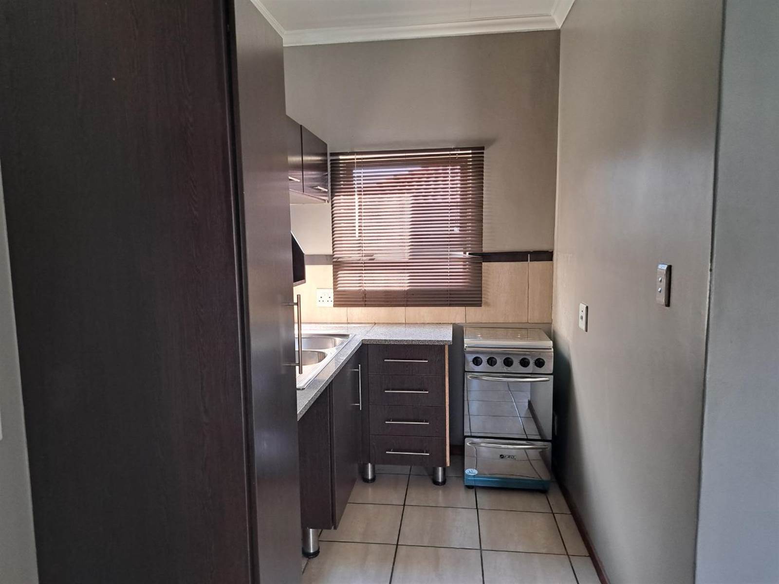 2 Bed Townhouse in Trichardt photo number 16