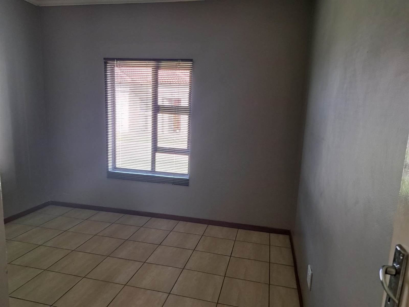 2 Bed Townhouse in Trichardt photo number 11