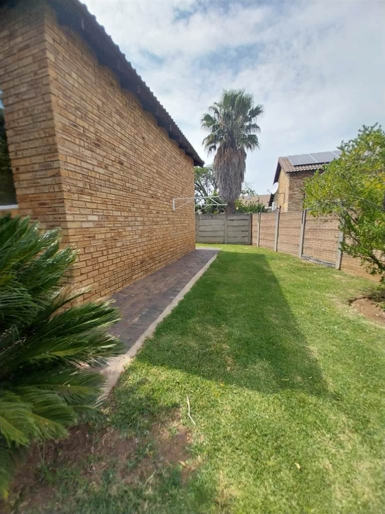 2 Bed Townhouse in Radiokop photo number 11