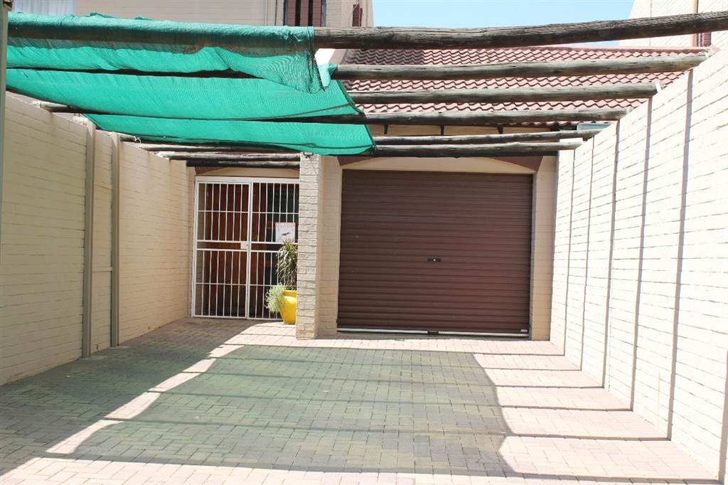 3 Bed Townhouse in Dagbreek photo number 3