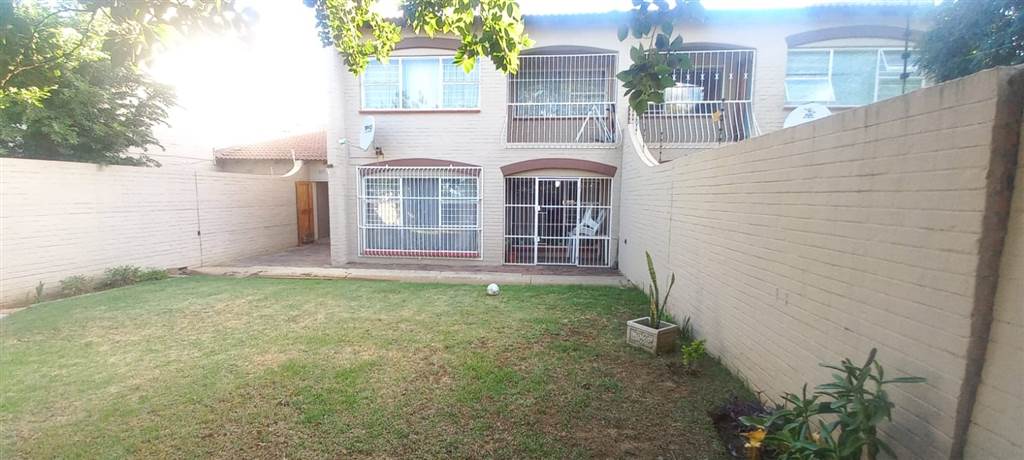 3 Bed Townhouse in Dagbreek photo number 1