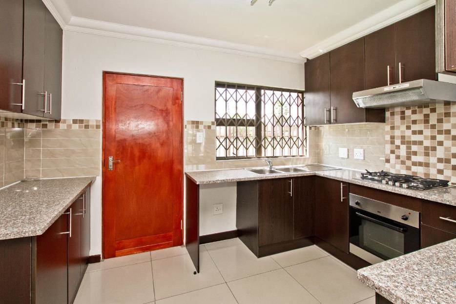 3 Bed Townhouse in Brackendowns photo number 4