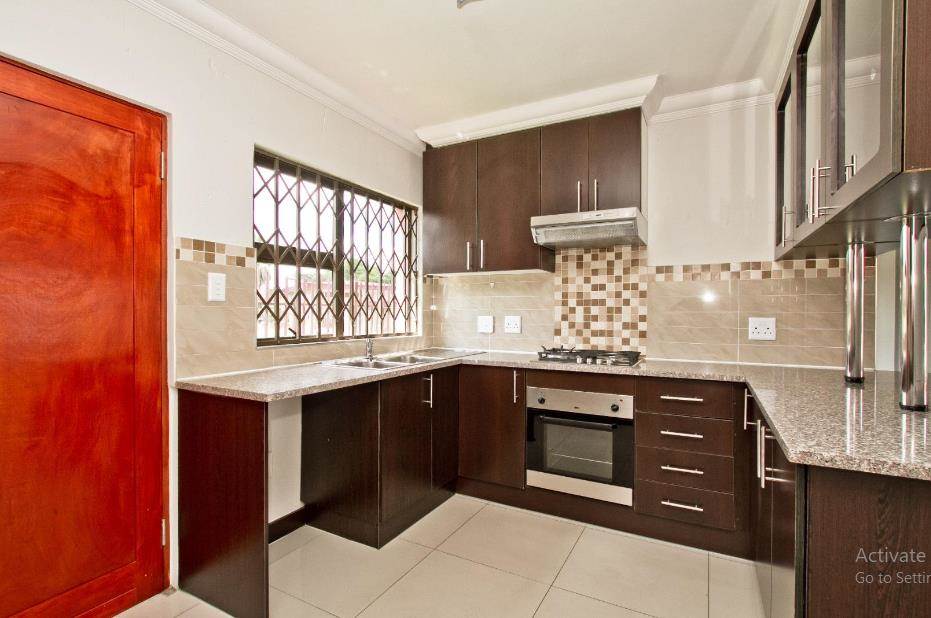 3 Bed Townhouse in Brackendowns photo number 2