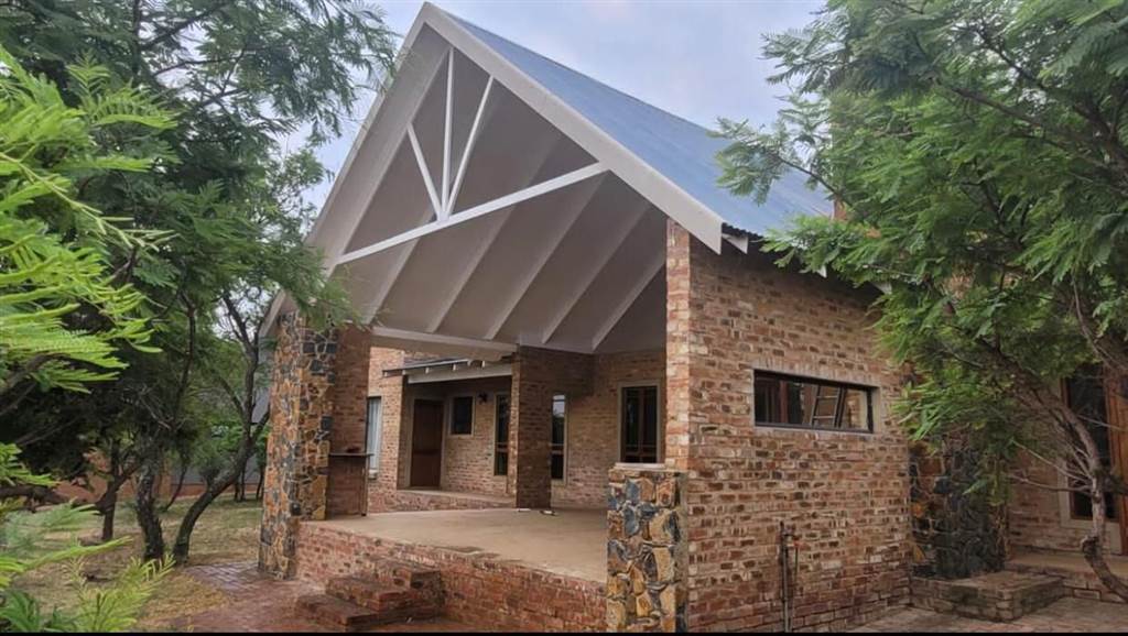 3 Bed House in Lekwena Wildlife Estate photo number 1