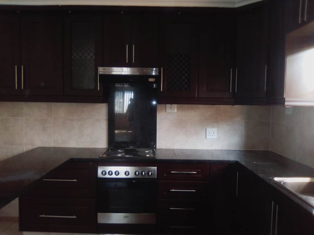 2 Bed Apartment in Stanger Manor photo number 3