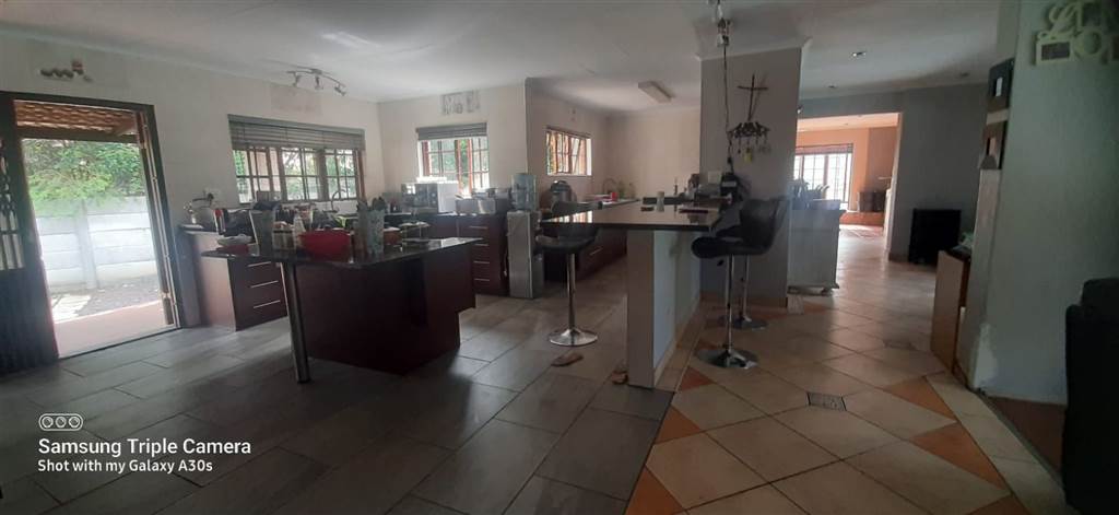 6 Bed House in Secunda photo number 2