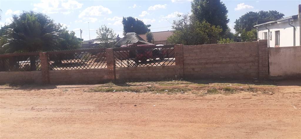 450 m² Land available in Soshanguve photo number 2