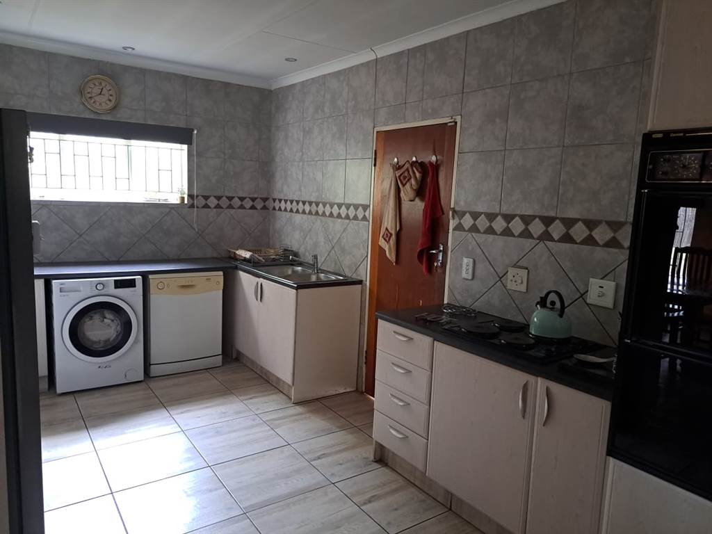 3 Bed House in Dalpark Ext 1 photo number 23