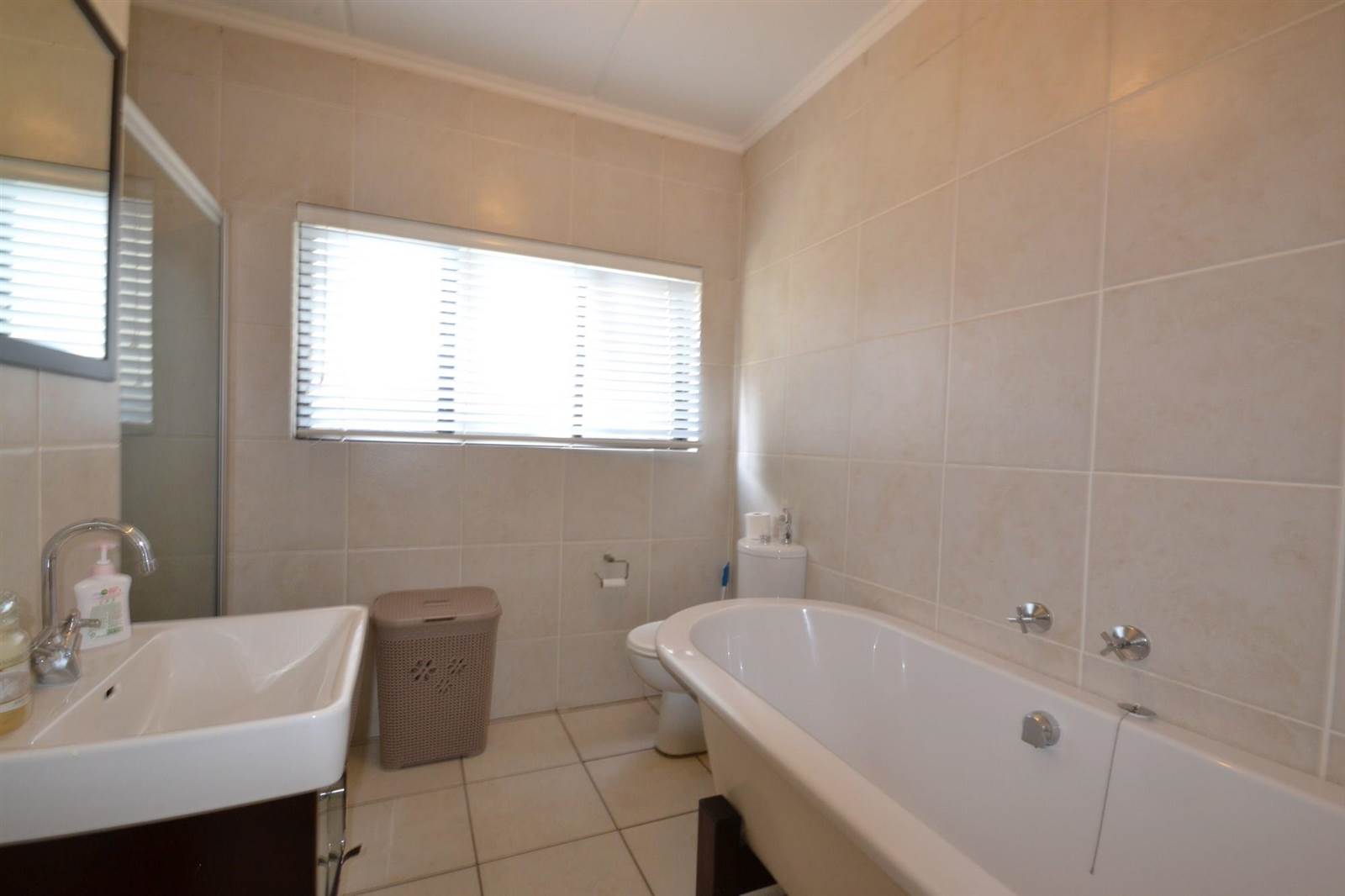 2 Bed Apartment in Bedfordview photo number 14