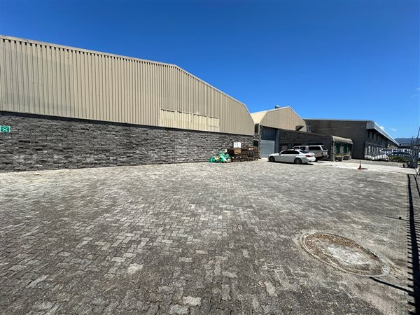 595  m² Industrial space