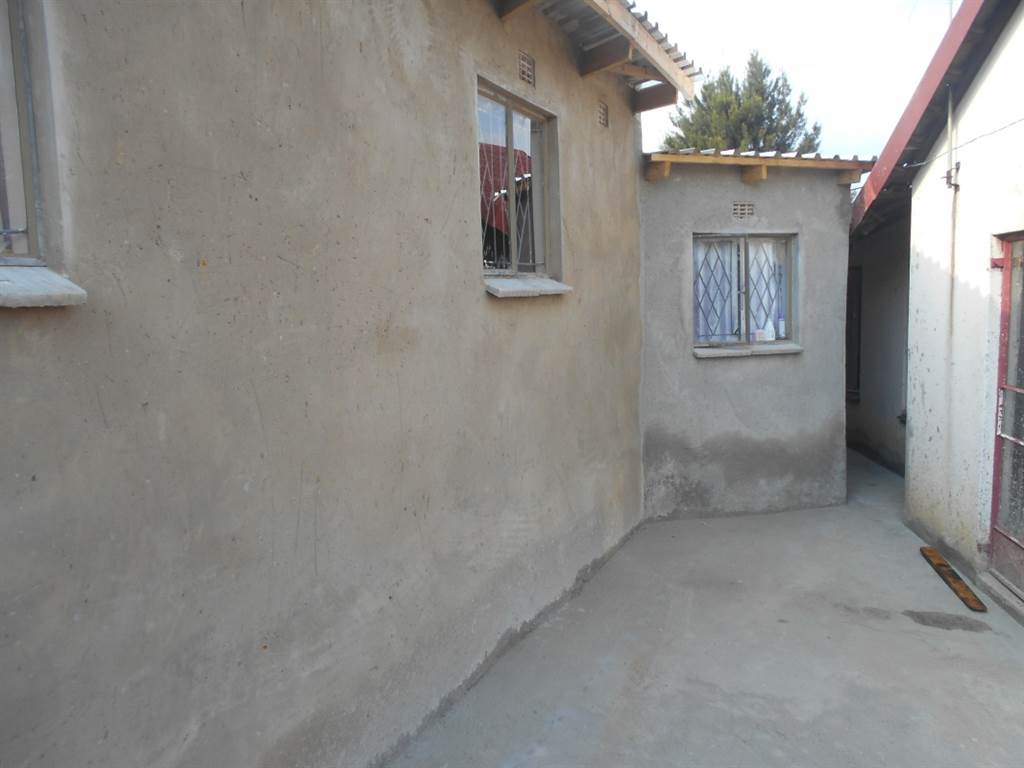 11 Bed House in Tembisa photo number 5