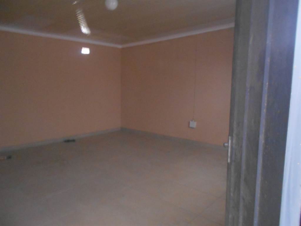 11 Bed House in Tembisa photo number 12