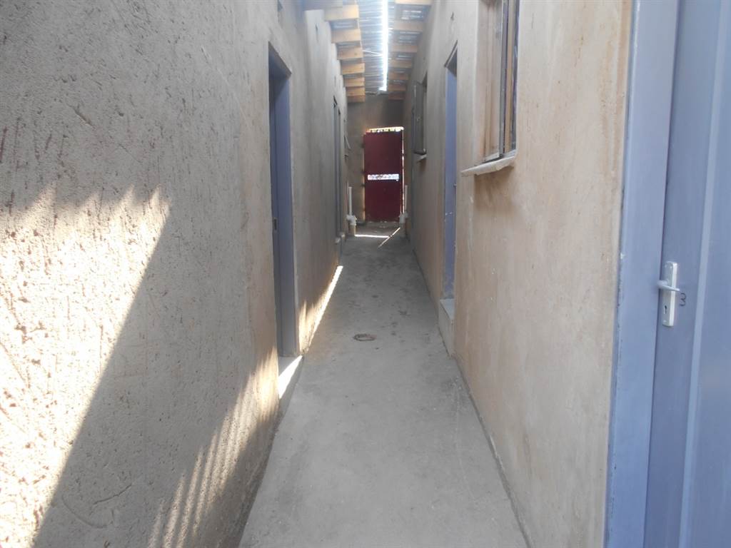 11 Bed House in Tembisa photo number 9