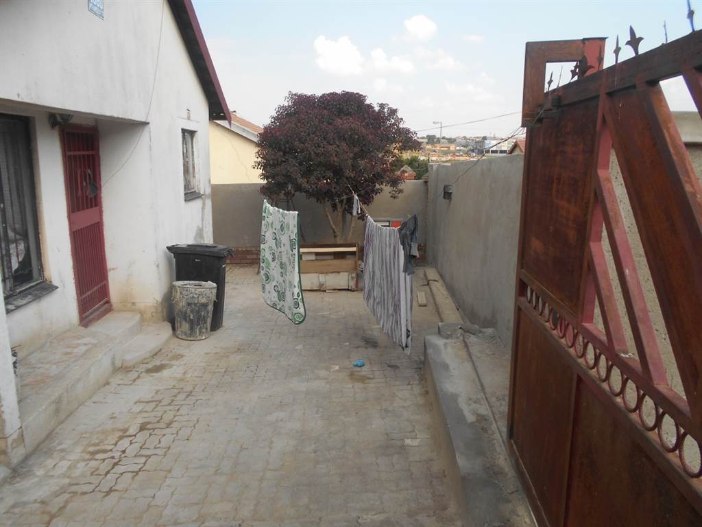 11 Bed House in Tembisa photo number 23