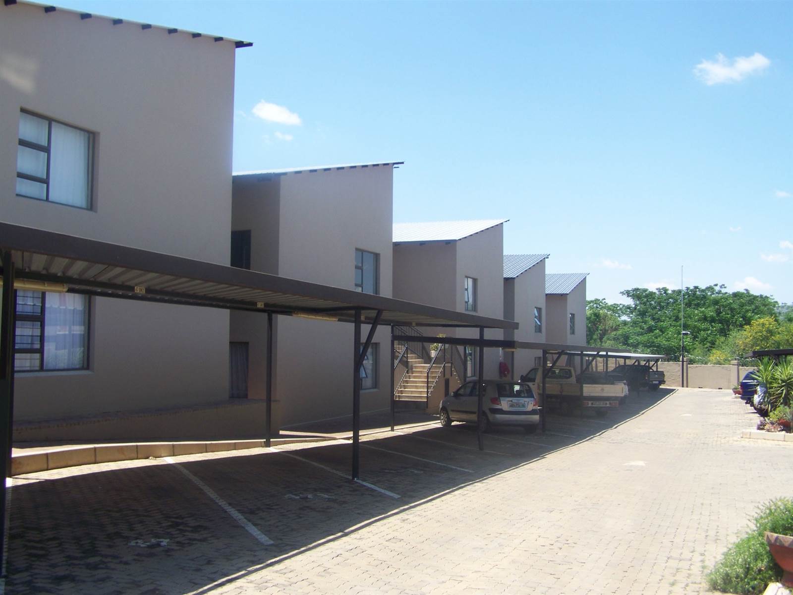 2 Bed Apartment in Hartbeespoort Dam photo number 12