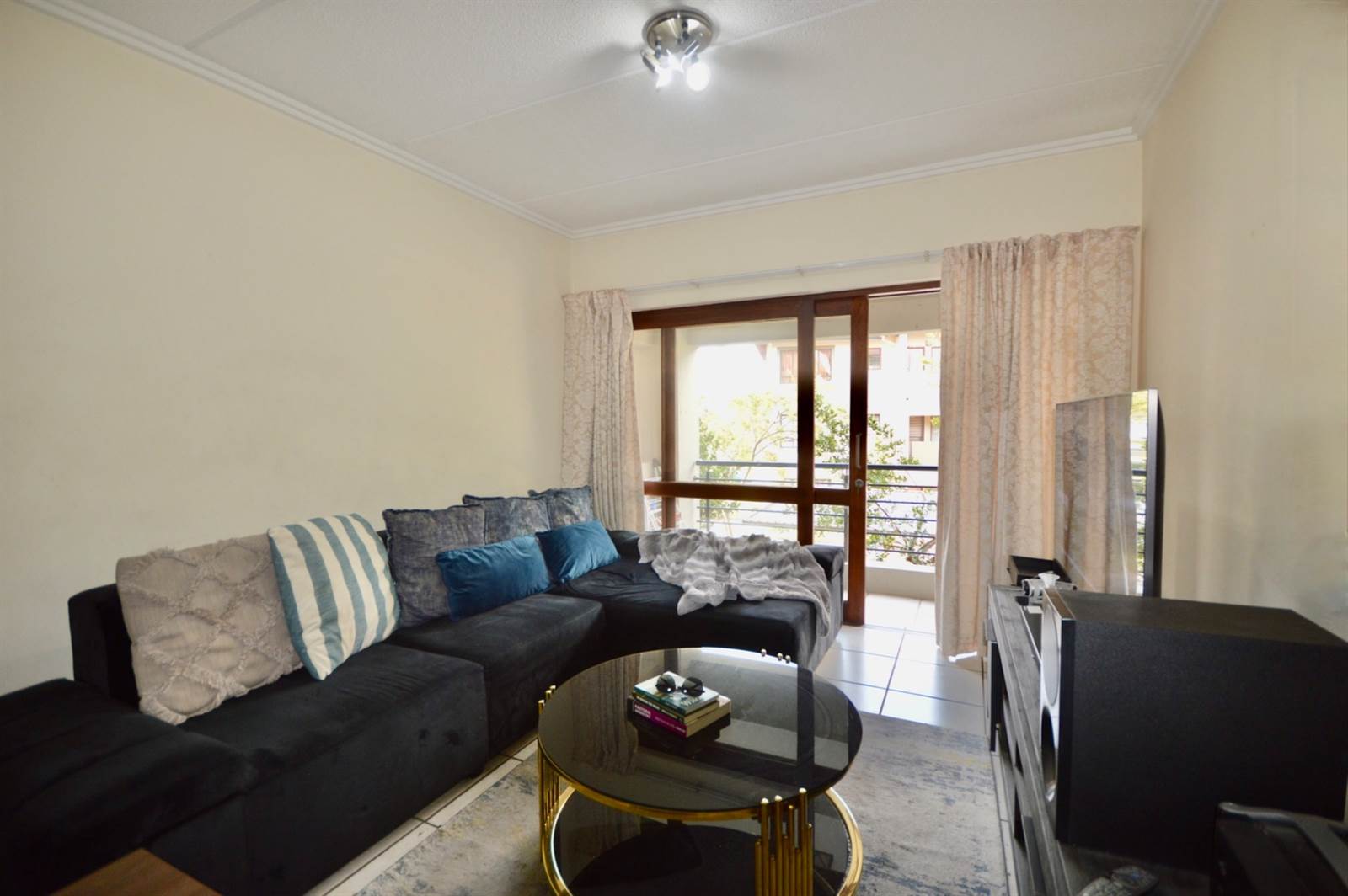 1 Bed Apartment in Lonehill photo number 2
