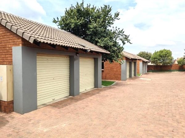 3 Bed Townhouse in Mooikloof Equestrian Estate