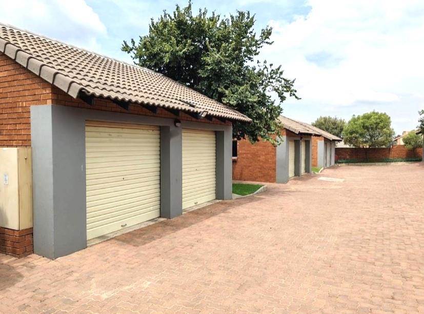 3 Bed Townhouse in Mooikloof Equestrian Estate photo number 1