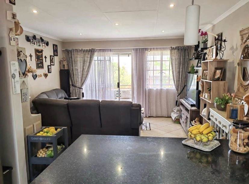 3 Bed Townhouse in Mooikloof Equestrian Estate photo number 5
