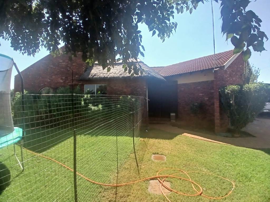 3 Bed House in Vaalpark photo number 2