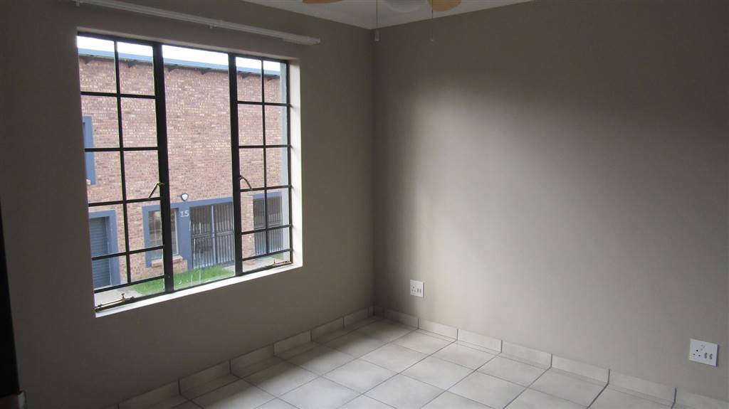 2 Bed Apartment in Rietfontein photo number 11