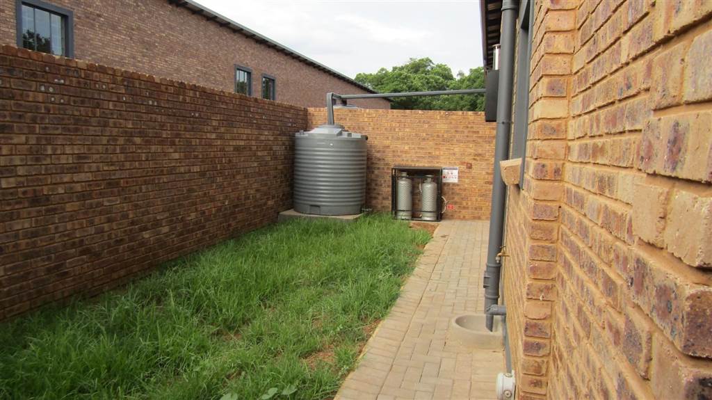 2 Bed Apartment in Rietfontein photo number 8